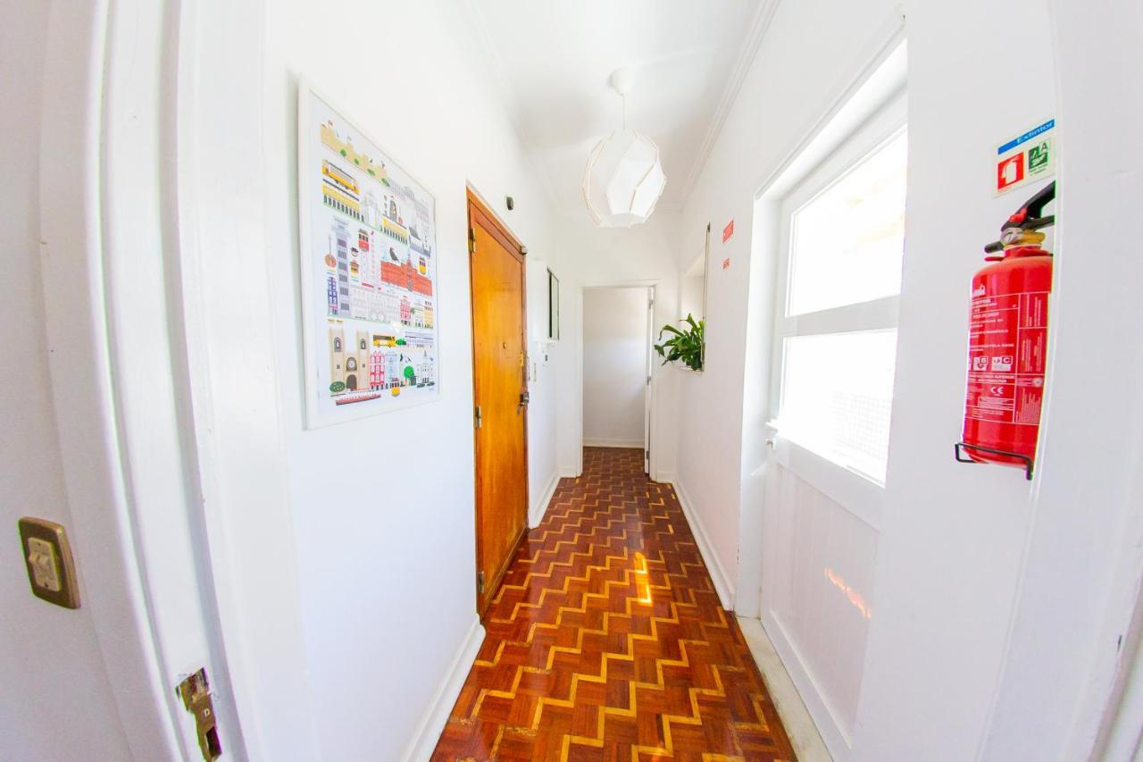 Lar Dois Coracoes Hostel Alges Ngoại thất bức ảnh